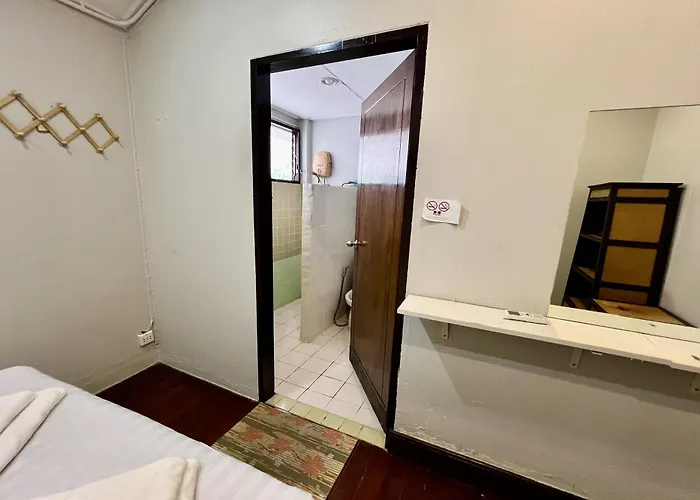Hostel Orchid Near Bumrungrad Hospital And Nana Market