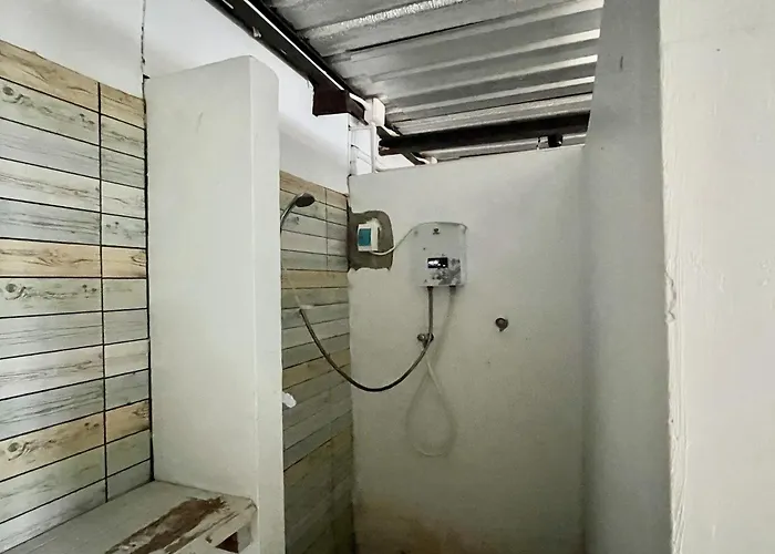 Hostel Orchid Near Bumrungrad Hospital And Nana Market