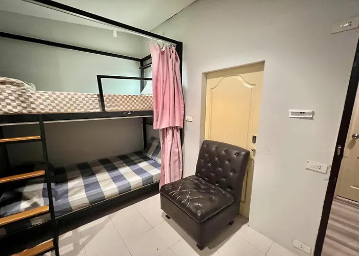 Hostel Orchid Near Bumrungrad Hospital And Nana Market Bangkok
