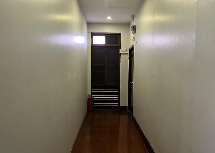 Hostel Orchid Near Bumrungrad Hospital And Nana Market
